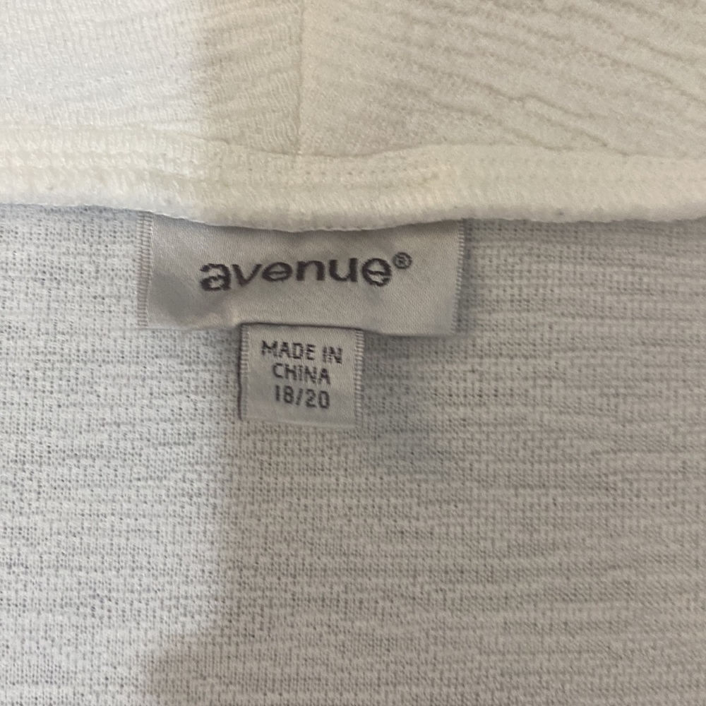 Avenue - White V Neck Top - Size 18/20 - Picture 3 of 4